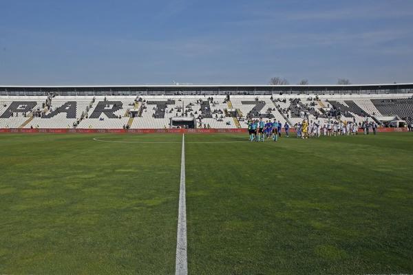 KAD NE MOGU SENIORI, MOGU KLINCI: Partizan prvak u dve kategorije!