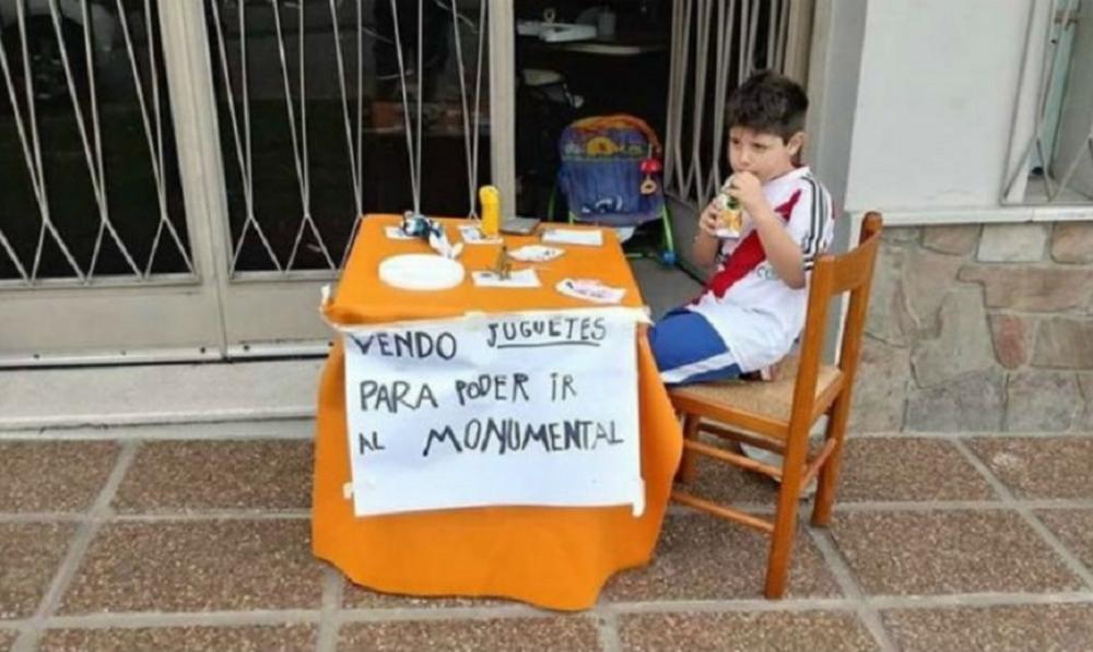 Dečak koji prodaje sve što ima - svoje igračke  