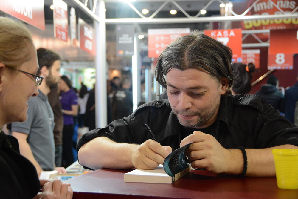 DEJAN STOJILJKOVIĆ OBJASNIO: Samo NEUSPELI PISCI i NESHVAĆENI PESNICI imaju PROBLEM S KIJOM