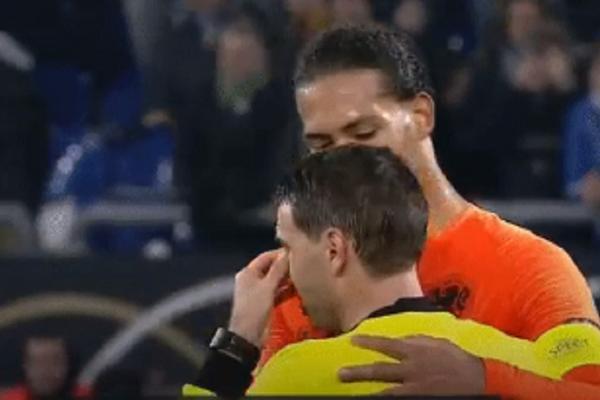 POTEZ ZA POŠTOVANJE: Rumunskom sudiji preminula majka usred meča, Van Dajk oduševio svet svojom reakcijom!