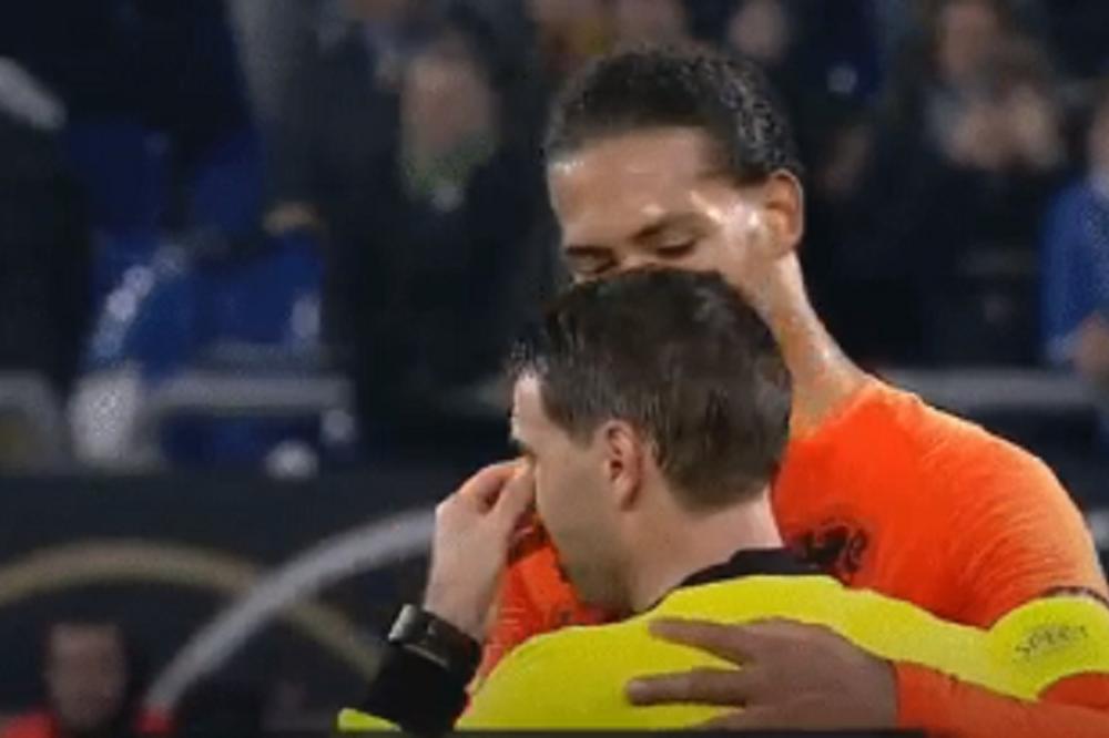 POTEZ ZA POŠTOVANJE: Rumunskom sudiji preminula majka usred meča, Van Dajk oduševio svet svojom reakcijom!