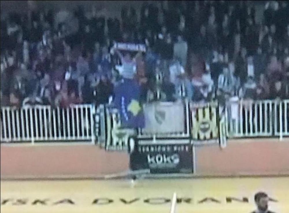 Zastava Kosova na tribinama hale u Novom Pazaru  