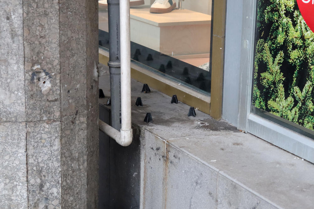 Takozvana odbrambena arahitektura ispred butika Springfild  