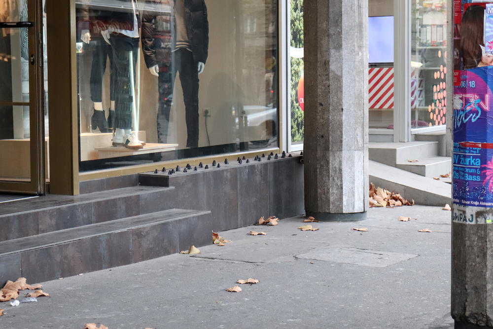 Šiljci ispred Springfild radnje  