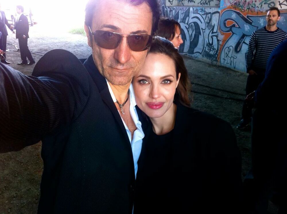 Ono kad ti žena nije ljubomorna, napisao je Đuro na slici sa Andželinom Džoli koju je podelio na Fejsbuku