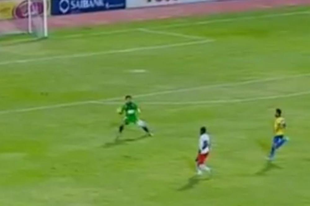 GOLMAN ODBRANIO ŠUT RUKAMA NA 30 METARA: Sudija se pravio lud, a što je najgore ni napadač se nije bunio!