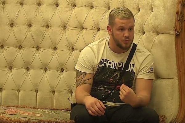 ĐORĐE TOMIĆ IMA POLUBRATA: Kao sedmogodišnjak sam to saznao kao i da je on odrastao u domu za nezbrinutu decu!