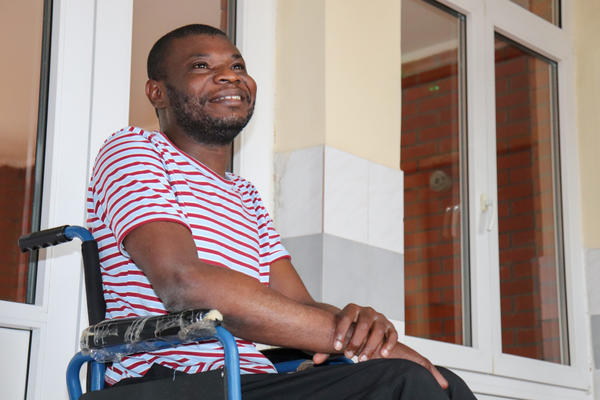 NAJPOTRESNIJA PRIČA U SRBIJI: Saliju (34) je nepokretan i bolestan, ali vredno uči SRPSKI jer je ovde našao mir!