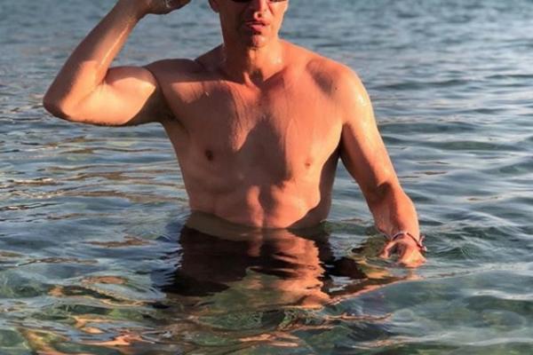 SRPKINJE SU LUDELE ZA NJIM: Pevač koji i danas važi za velikog ZAVODNIKA, nosio je u sebi DOBRO ČUVANU TAJNU!