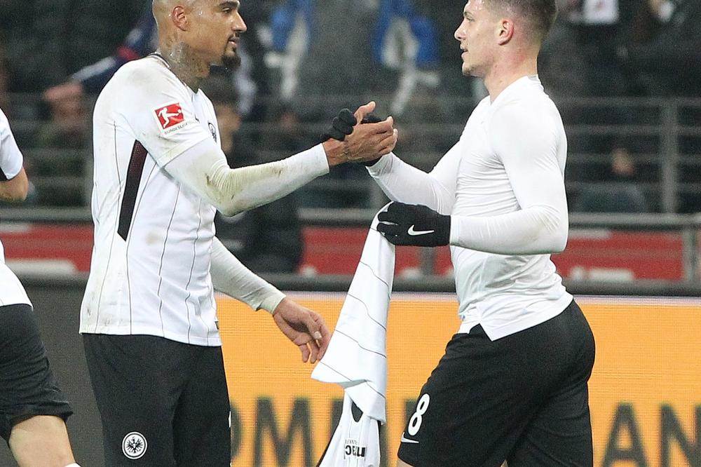 KAD NE DAJE GOLOVE, ONDA IH NAMEŠTA: Jović asistent u pobedi Ajntrahta, Bajern ispustio trijumf za Kovačevo zbogom