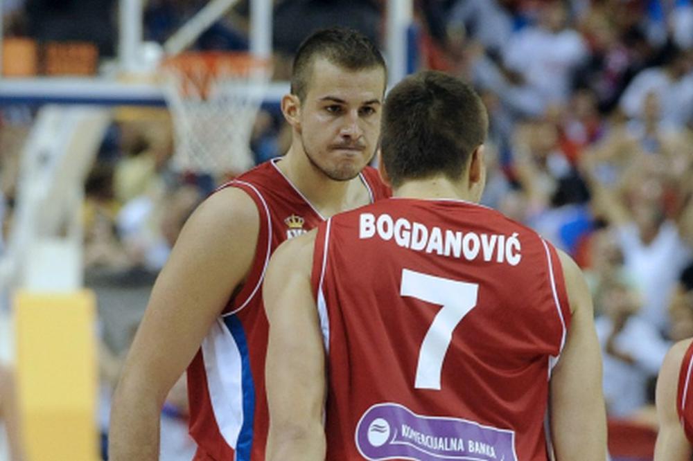 IJAOOO, KAKVU GAZDARICU IMAJU BELI I BOGI! Slikala se s njima, a mi ne sklanjamo pogled s njenih nogu!