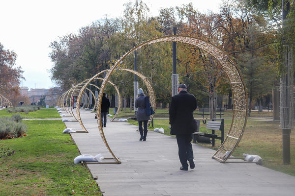 BEOGRAD U BORBI PROTIV KOŠAVE: Novogodišnji ukrasi na Tašu prete da odlete, NI OJAČANJE NE MOŽE DA IH ZADRŽI