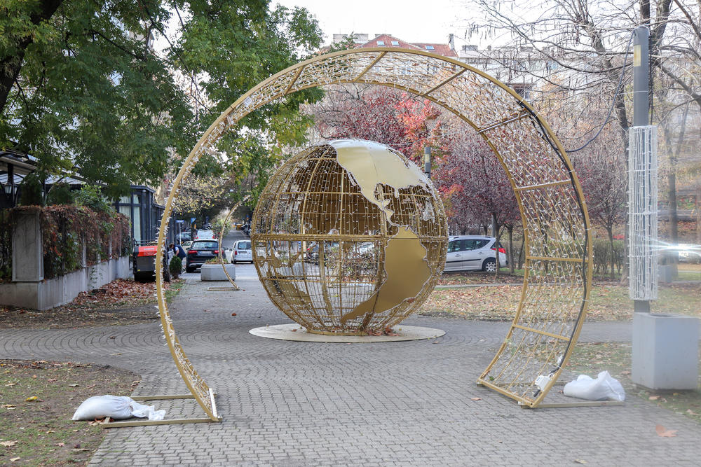 Džakovi puni peska koji podupiru  novogodišnji ukras    