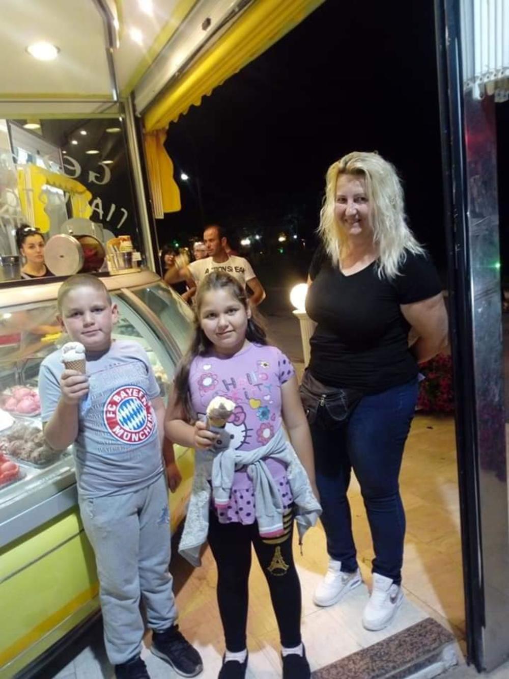 Nasmejana Sonja sa decom  