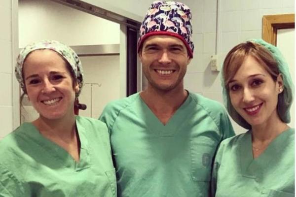 JEDAN JE OD NAJBOLJIH NA SVETU: Vikendom sudi Mesiju, Bejlu i ostalima, a tokom nedelje vrši operacije promene pola