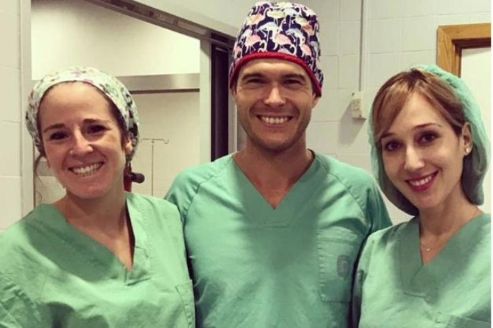 JEDAN JE OD NAJBOLJIH NA SVETU: Vikendom sudi Mesiju, Bejlu i ostalima, a tokom nedelje vrši operacije promene pola