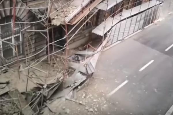 GRAĐEVINSKA SKELA SE SRUŠILA NA ULICU: Nesreća na u centru Rijeke, vozače spasila PUKA SREĆA (VIDEO)