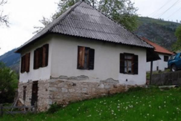 SRAMNI OBIČAJ ZA MLADE TINEJDŽERKE: Otac sagradio ćerki kolibu, a momci ulaze JEDAN PO JEDAN!