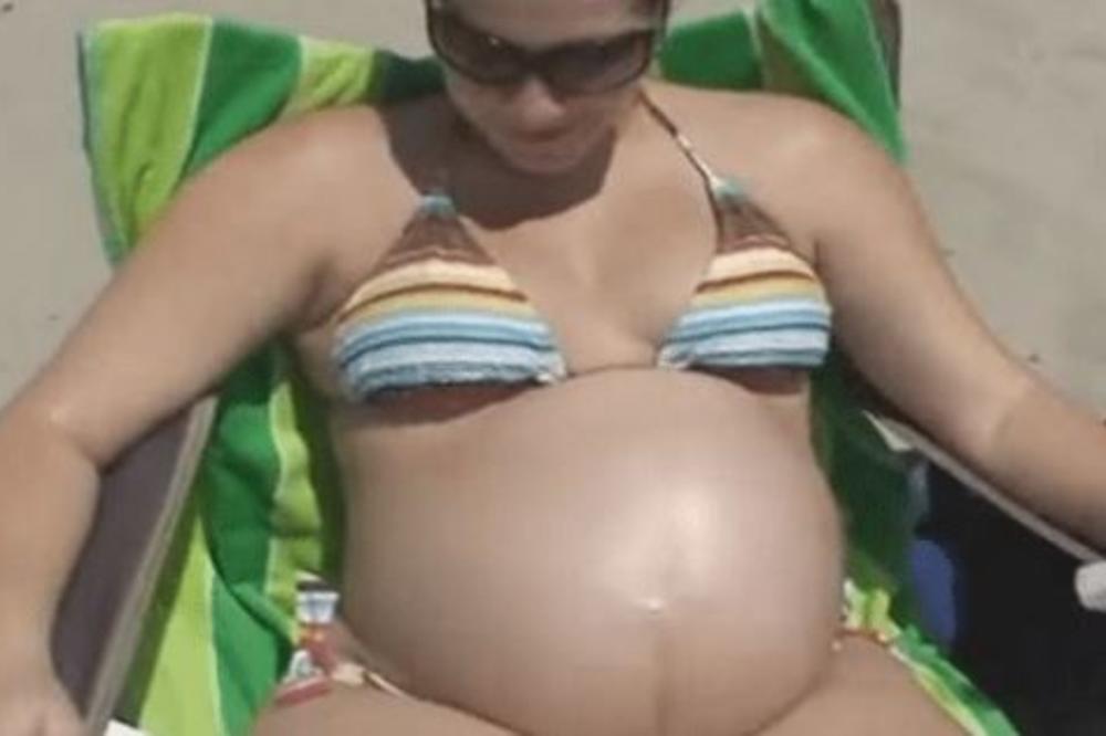 TRUDNICA SE PRED POROĐAJ SUNČALA NA PLAŽI, A ONDA SE DESILO ČUDO: Njena drugarica je sve snimila! (VIDEO)