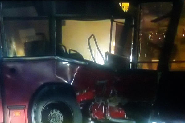 STRAVIČNA TRAGEDIJA U BEOGRADU: Luksuzni džip se zakucao u autobus GSP, POGINULE DVE OSOBE, dve teško povređene!