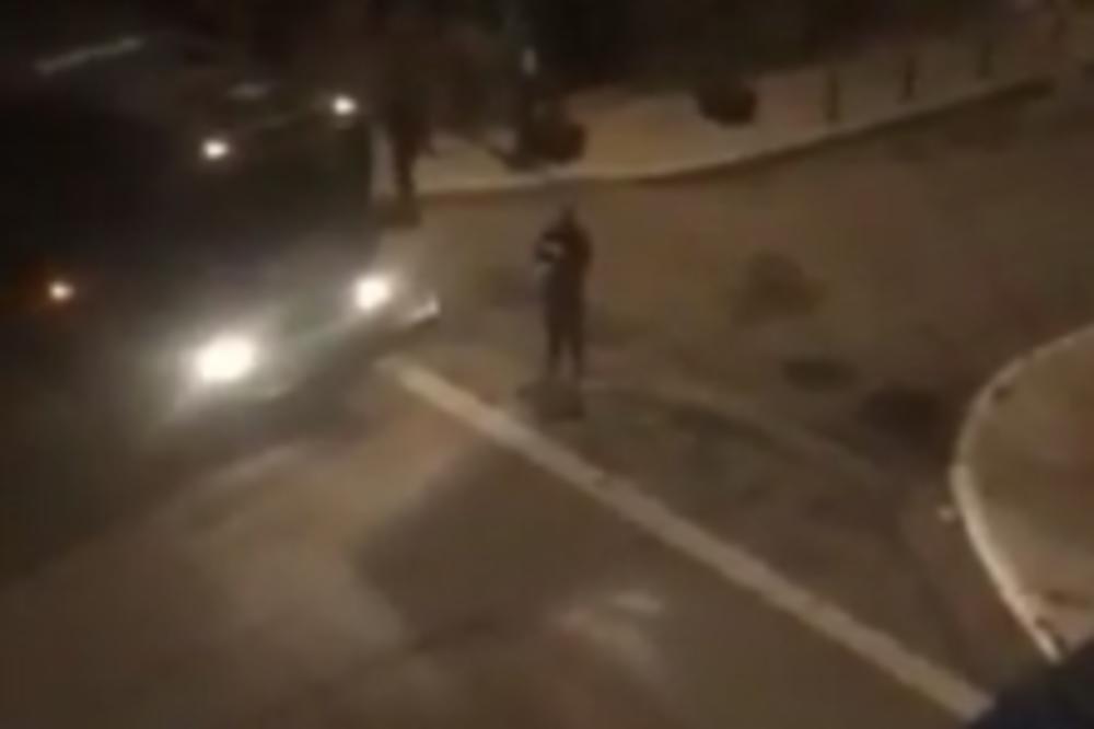 CRNI DŽIPOVI ISPRED SRPSKIH ZGRADA, NAORUŽANI SPECIJALCI SA AUTOMATIMA: Prvi snimak BRUTALNOG UPADA ROSU! (VIDEO)