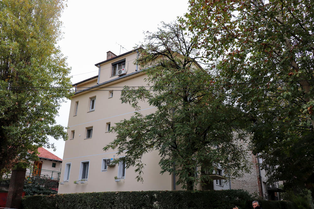 Zgrada na uglu dveju ulica preti da se uruši  