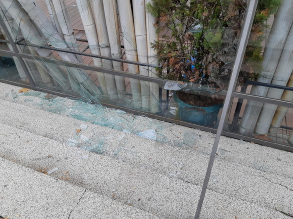 Iza grupe mladića ostao lom na ulici  