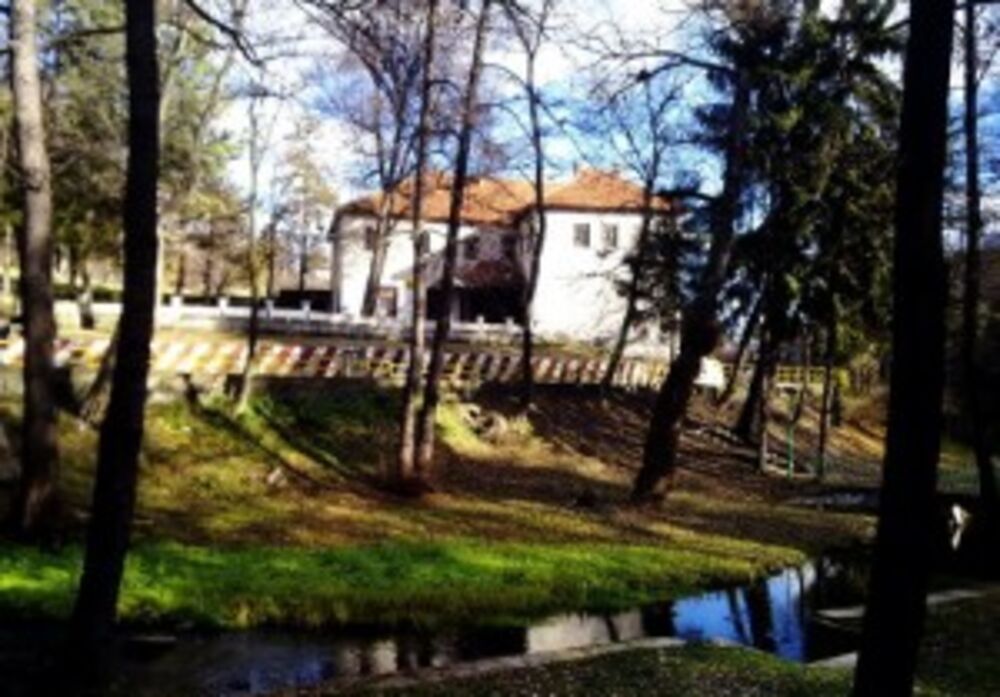 Nekad ”gostionica sa kur-salonom”, danas  “Izletnik”  