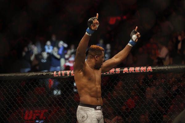 ZVER SE VRATILA U VELIKOM STILU: Nije ga bilo nigde, a onda za 44 sekunde razvalio protivnika!