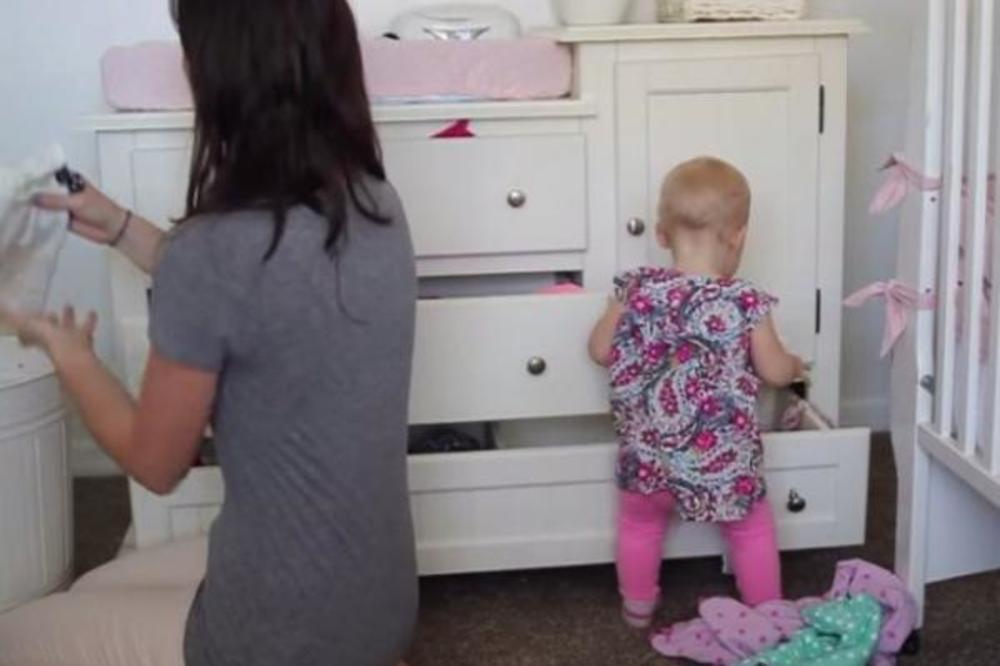 ZAŠTO MAME NIKADA NIŠTA NE STIŽU: Pogledajte zašto ovaj SNIMAK ima više od 50 miliona pregleda! (VIDEO)