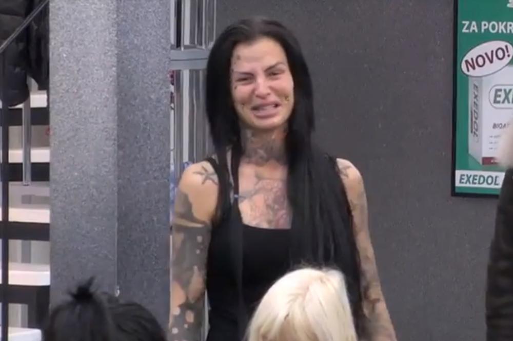 ORILA SE ZADRUGA  OD NJENIH JECAJA: Jelena Krunić doživela NERVNI SLOM, zadrugari nisu mogli da je smire! (VIDEO)