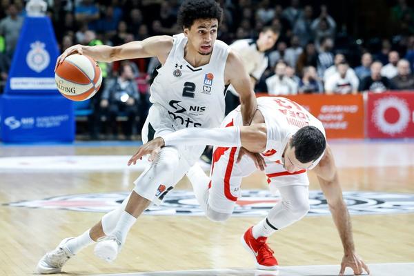 OVO SE NIKAD NIJE DESILO U DERBIJU: Zvezda na poluvremenu morala da menja garnituru dresova!