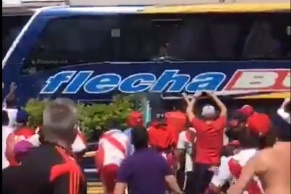 HAOS PRED SUPERKLASIKO: Napadnuti igrači Boke, bačen suzavac na njih, navijači Rivera divljali! Odložen meč!