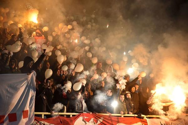 BAKLJADA, KOREOGRAFIJA, A PORUKA JE ISTA: Delije spektakularno ispratile igrače za Napulj!