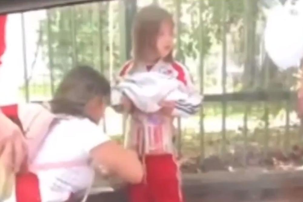 NAJJEZIVIJA SCENA PRED SUPERKLASIKO: Ovo je bolesno! Majka opasuje ćerku bakljama da ih unese na stadion!