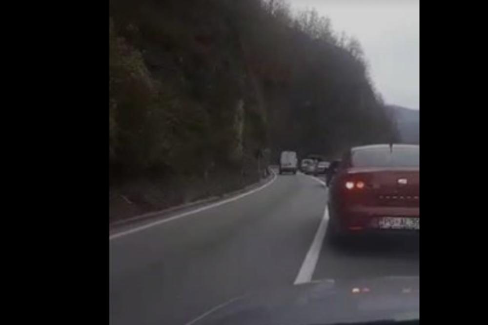 OVOGA ODMAH TREBA POSLATI U ZATVOR! Preticao kolonu PREKO PUNE, i to na OVOJ MAGISTRALI! (VIDEO)