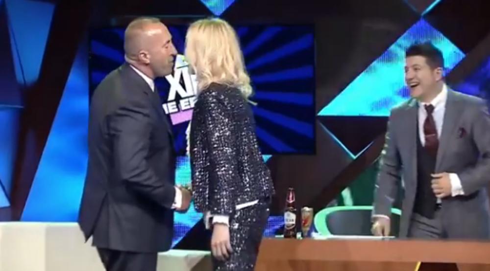 Evo ruka, pa da se poljubimo