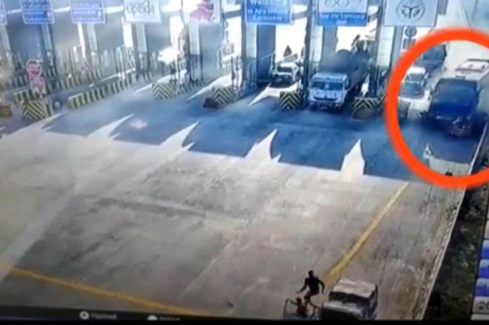 HOROR NA NAPLATNOJ RAMPI: Autobus rušio sve pred sobom, POGINULI POLICAJCI! (VIDEO)