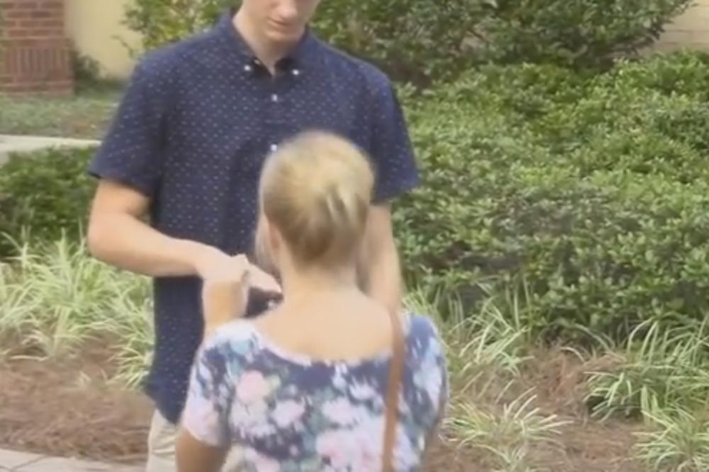 KLEKNULA JE I URADILA OVO MOMKU KOJEG PRVI PUT VIDI U ŽIVOTU: Neke žene su stvarno SPREMNE NA SVE za novac! (VIDEO)