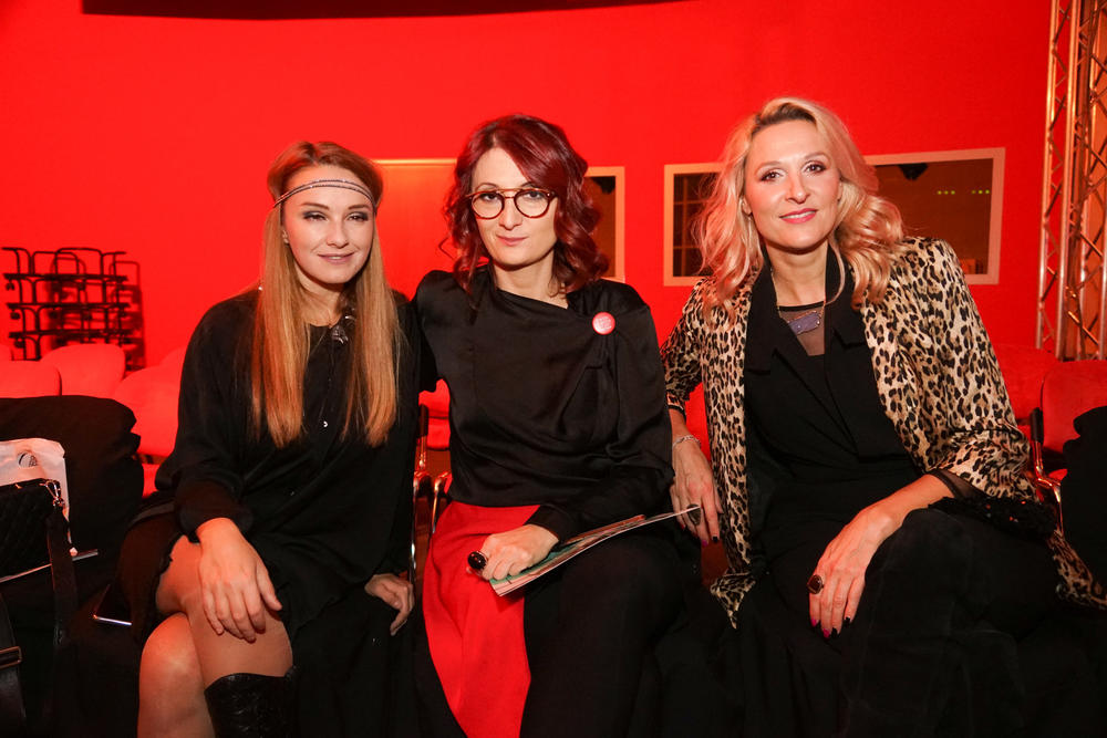 Članice grupe Frajle pratile su reviju Suzane Perić  