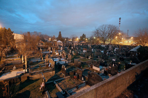 OBIČAJI NA MIHOLJSKE ZADUŠNICE: Evo šta Srbi rade na grobovima svojih predaka