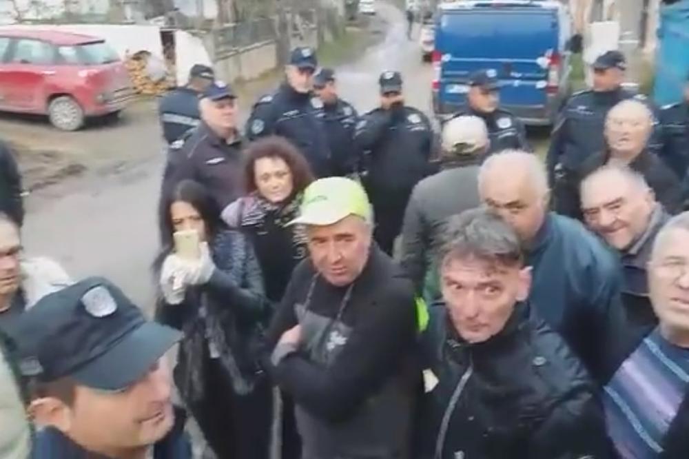 SVOJIM TELIMA SU BRANILI REKU: Meštani Rakite su se još jednom suprotstavili POLICIJI i USPELI! (VIDEO)