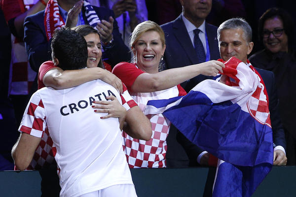 POPILO SE, PA JE KOLINDA I ZAPEVALA: Hrvatska predsednica pravila feštu na proslavi osvajanja Dejvis kupa!