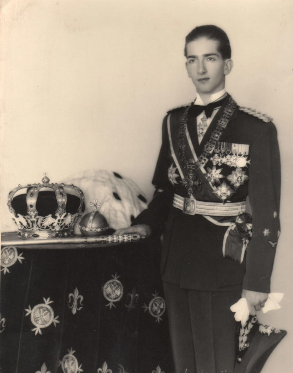 Kralj Petar II Karađorđević s ordenjem  