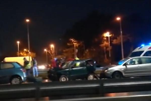 LANČANI SUDAR NA AUTO-PUTU NAPRAVIO KOLAPS U SAOBRAĆAJU! Automobili mile Novim Beogradom!