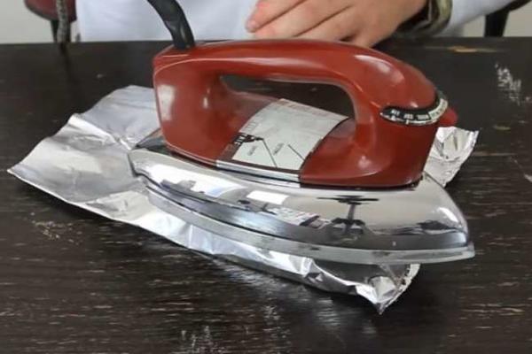 ALUMINIJUMSKA FOLIJA U KOMBINACIJI SA PEGLOM STVARA ČUDA: Ovaj trik će vam olakšati život!