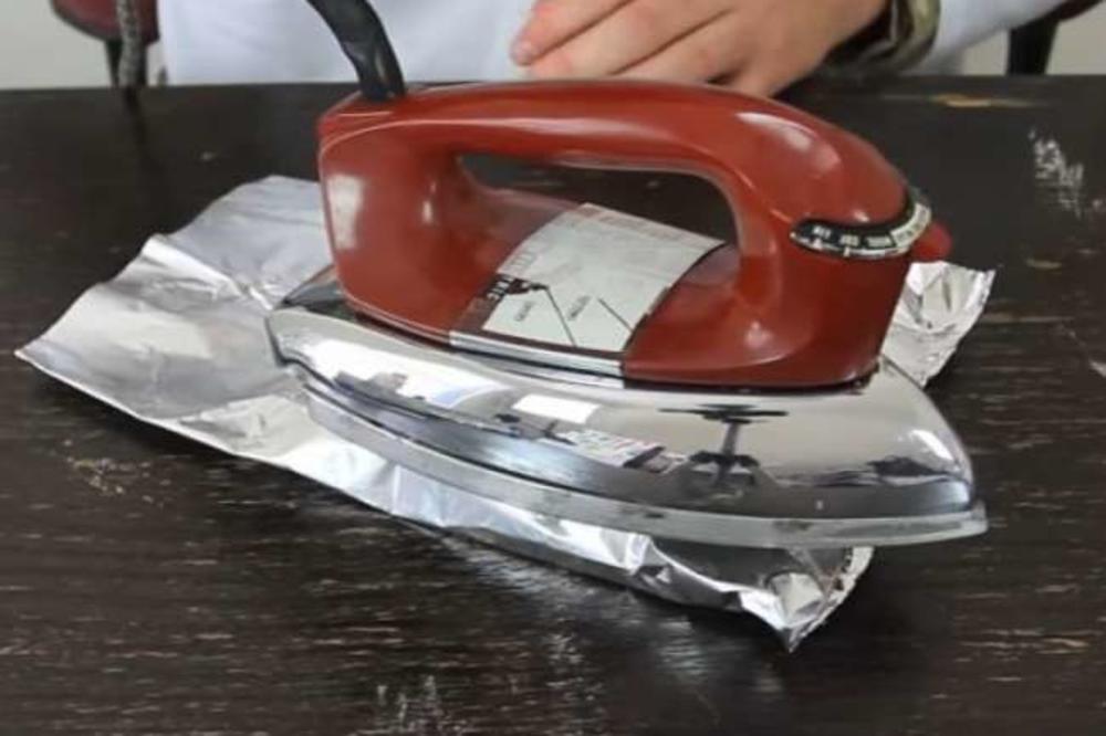 ALUMINIJUMSKA FOLIJA U KOMBINACIJI SA PEGLOM STVARA ČUDA: Ovaj trik će vam olakšati život!