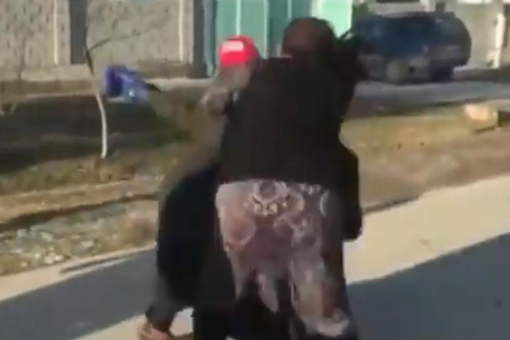 DVE BABE STAVILE BOKSERSKE RUKAVICE I KRENULE U KONAČNI OBRAČUN: Svi se smeju ovom snimku! (VIDEO)