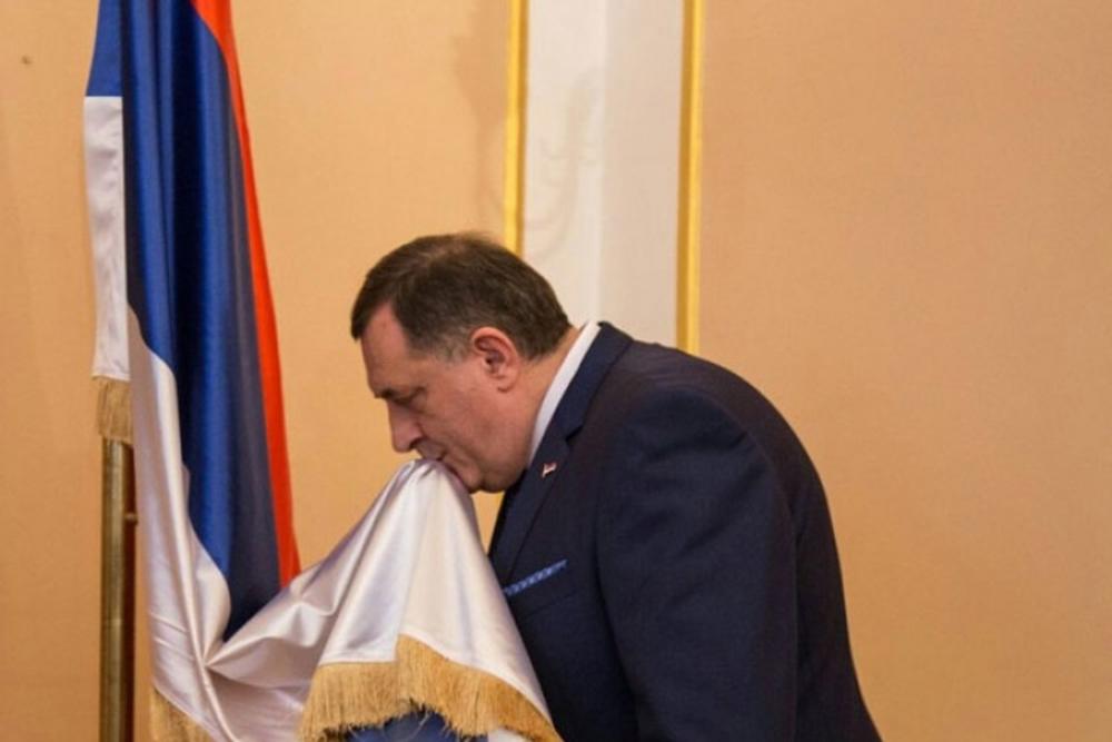 Milorad Dodik ljubi srpsku zastavu  
