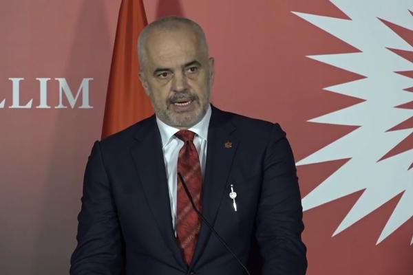 EDI RAMA POSLAO VAŽNU PORUKU SVIM ALBANCIMA: U teškim trenucima okrenuo se VERI (FOTO)